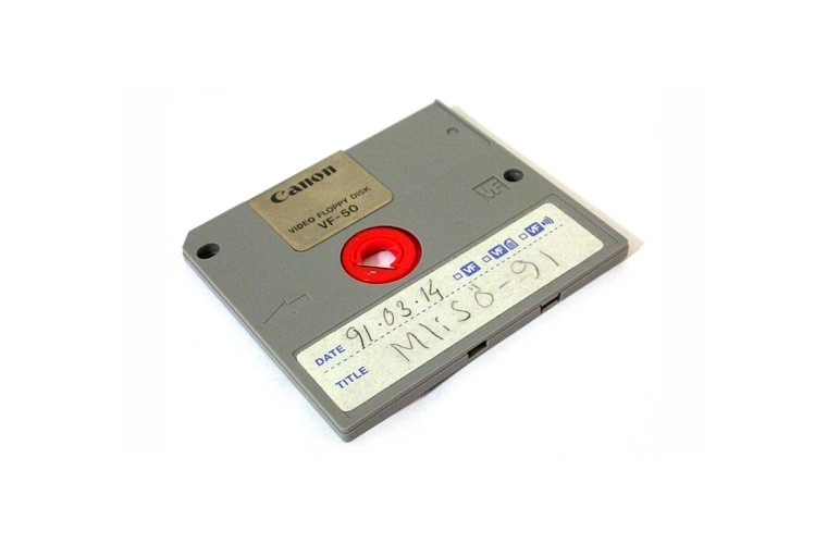 1. Đĩa mềm 1.44MB "huyền thoại".